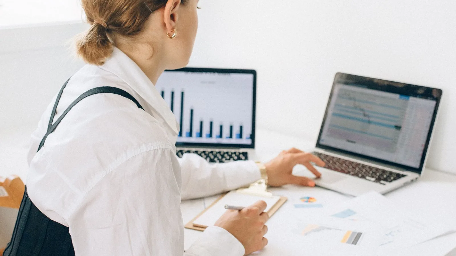 Analyst diagnosing why a Google Ads campaign is not recording conversions