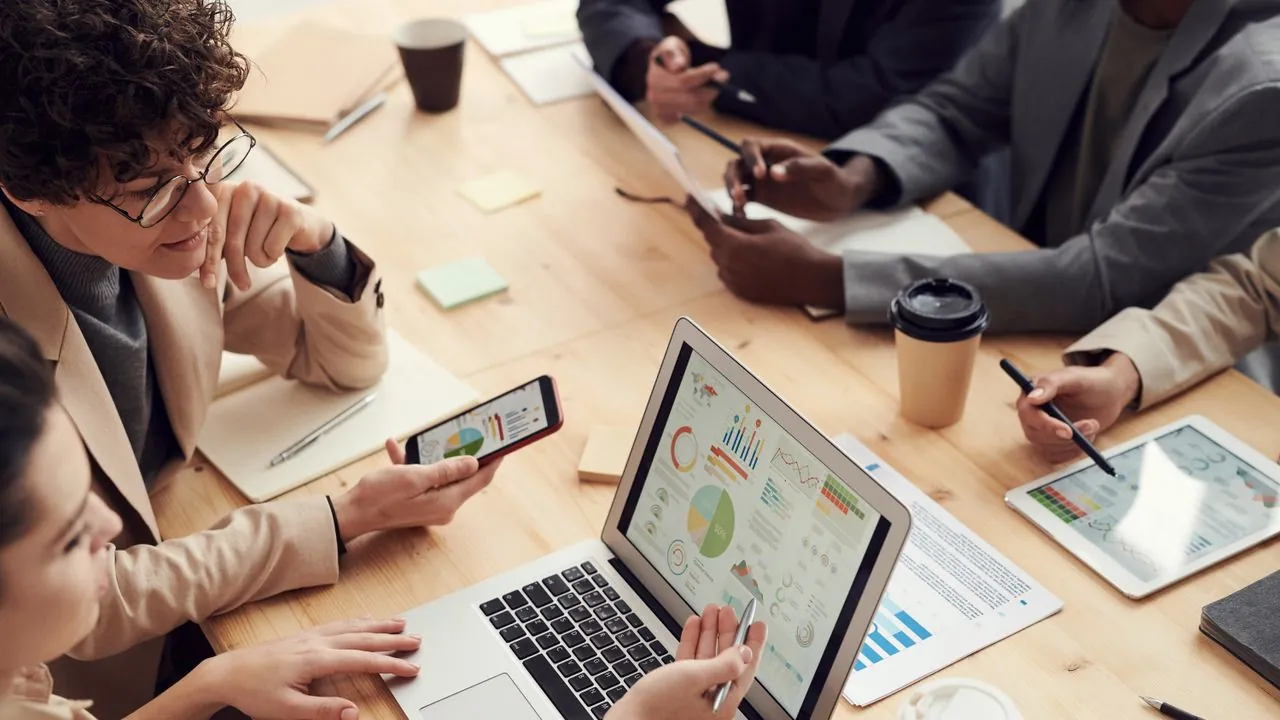 New students joining a digital marketing course