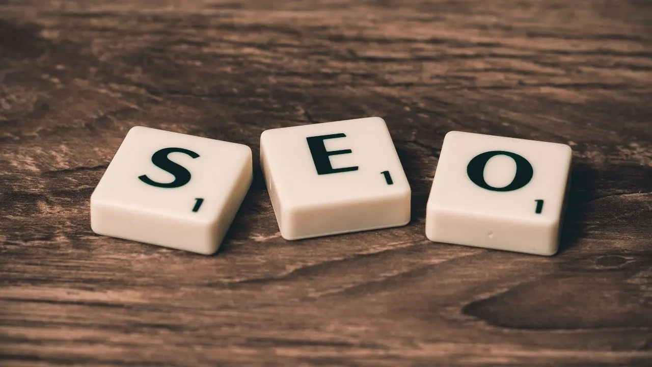 Tiles spelling the word SEO on a wooden desk