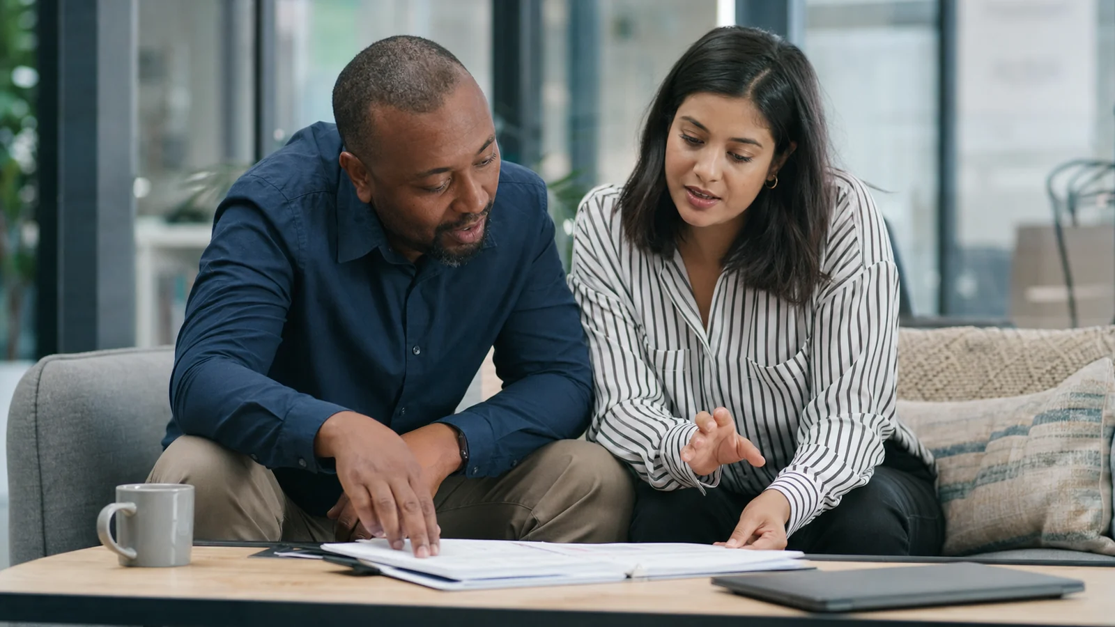 Manager giving specific constructive feedback that strengthens employee engagement
