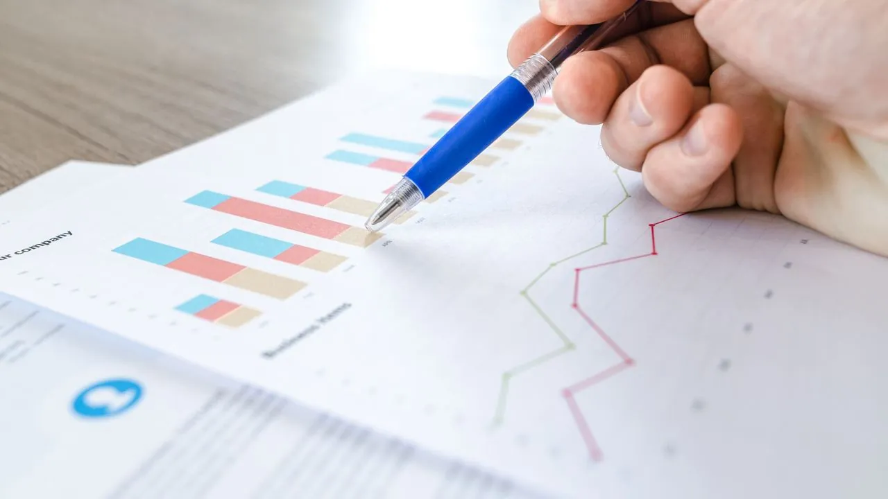 Analysing performance charts on paper and screen